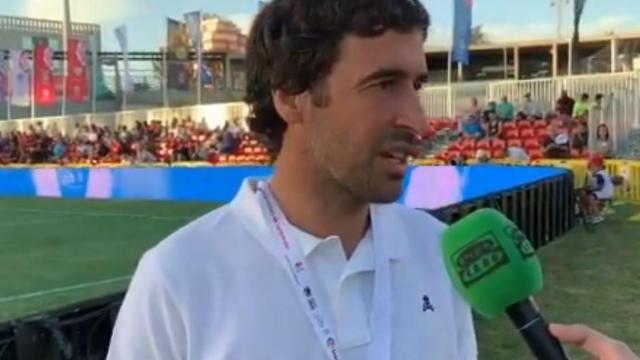 Raúl González antes del segundo  partido de LaLiga Promises. Foto: Twitter (ElTransistorOC)