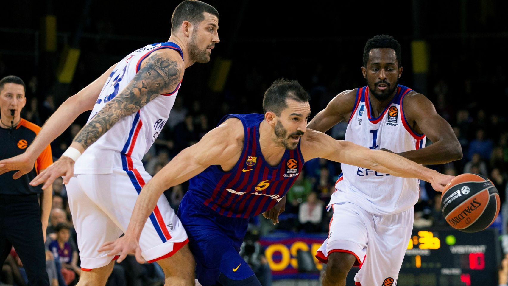 Pau Ribas, del Barcelona Lassa, conduce el balón ante el Anadolu Efes