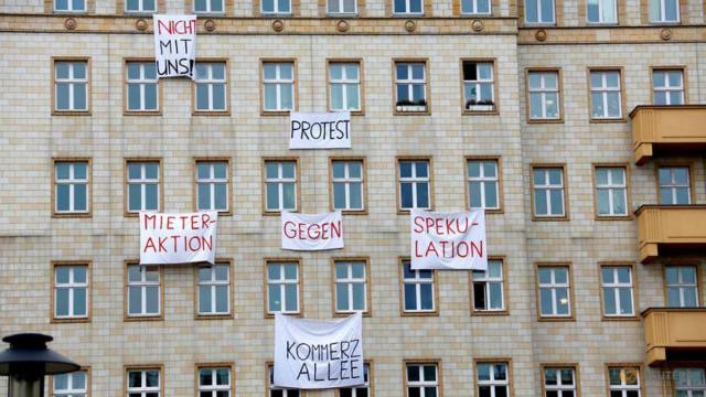 Carteles reivindicativos en la avenida Karl Marx
