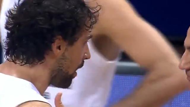 Sergio Llull protesta su expulsión.