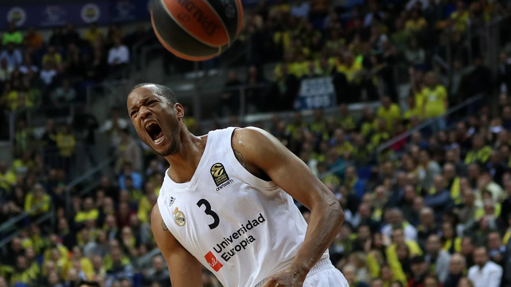 Randolph festeja una canasta en la cancha del Fenerbahce