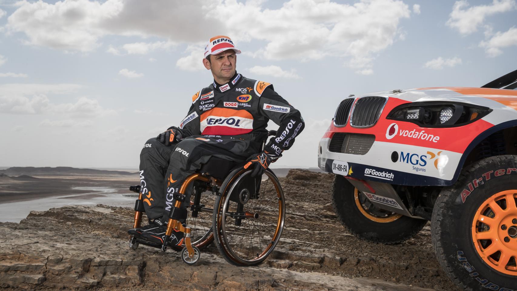 Isidre Esteve, junto al coche con el que compitió en la edición 2019 del Dakar.