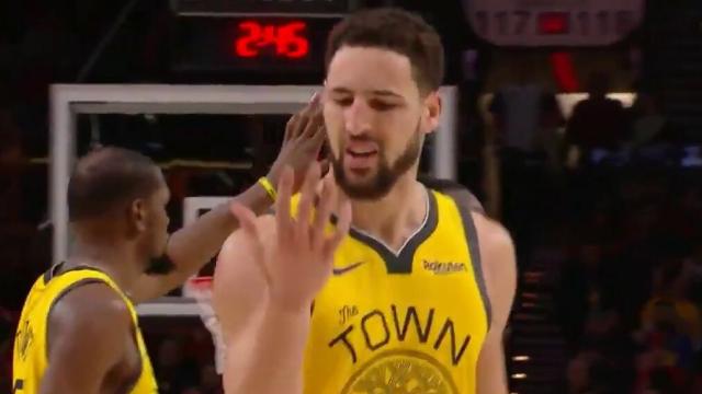 Klay Thompson le habla a su mano