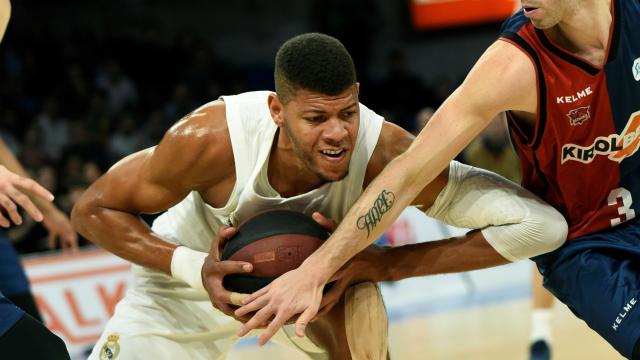 Tavares protege el balón ante la presión de Vildoza