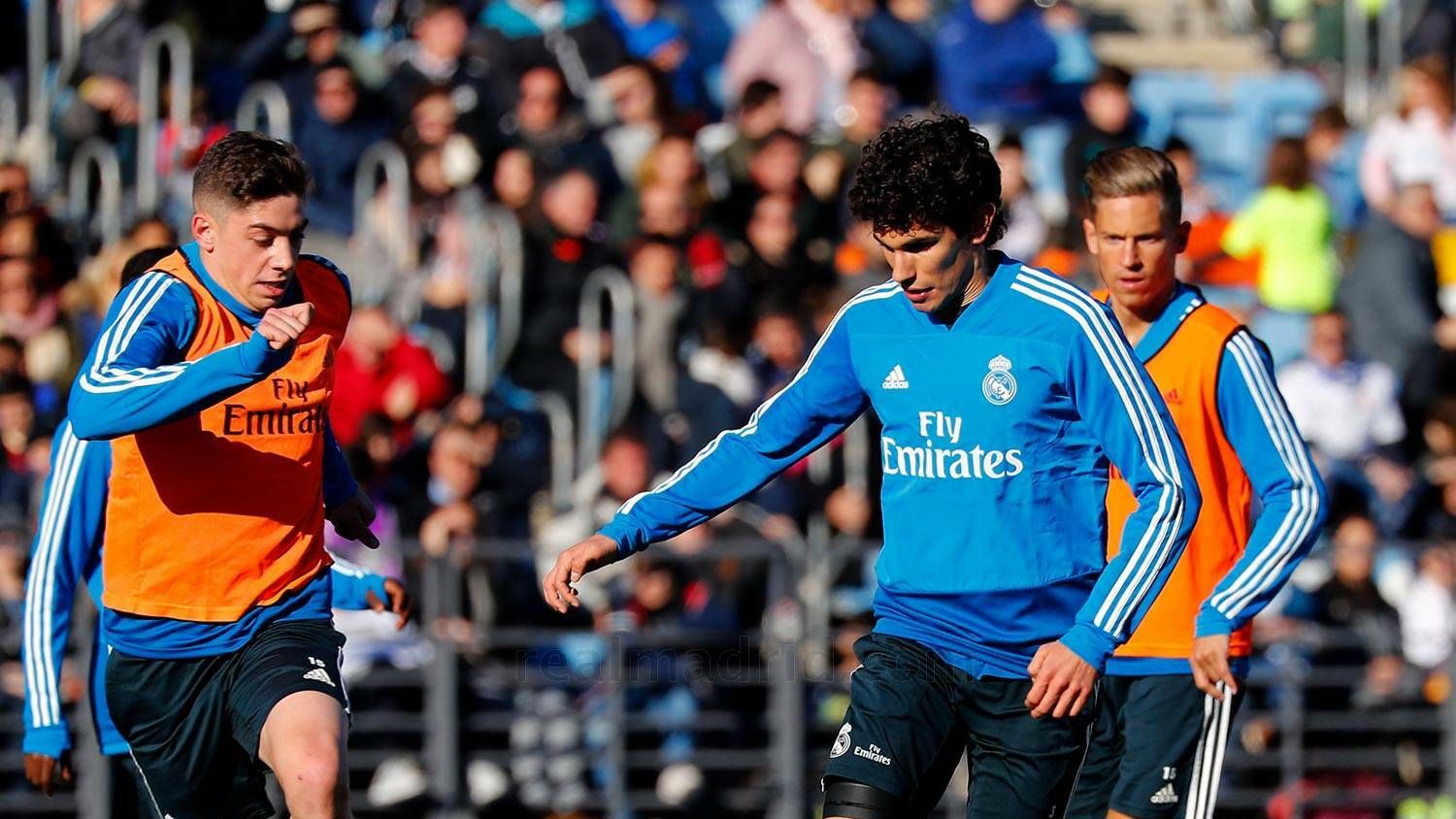 Vallejo controla el balón ante Fede Valverde