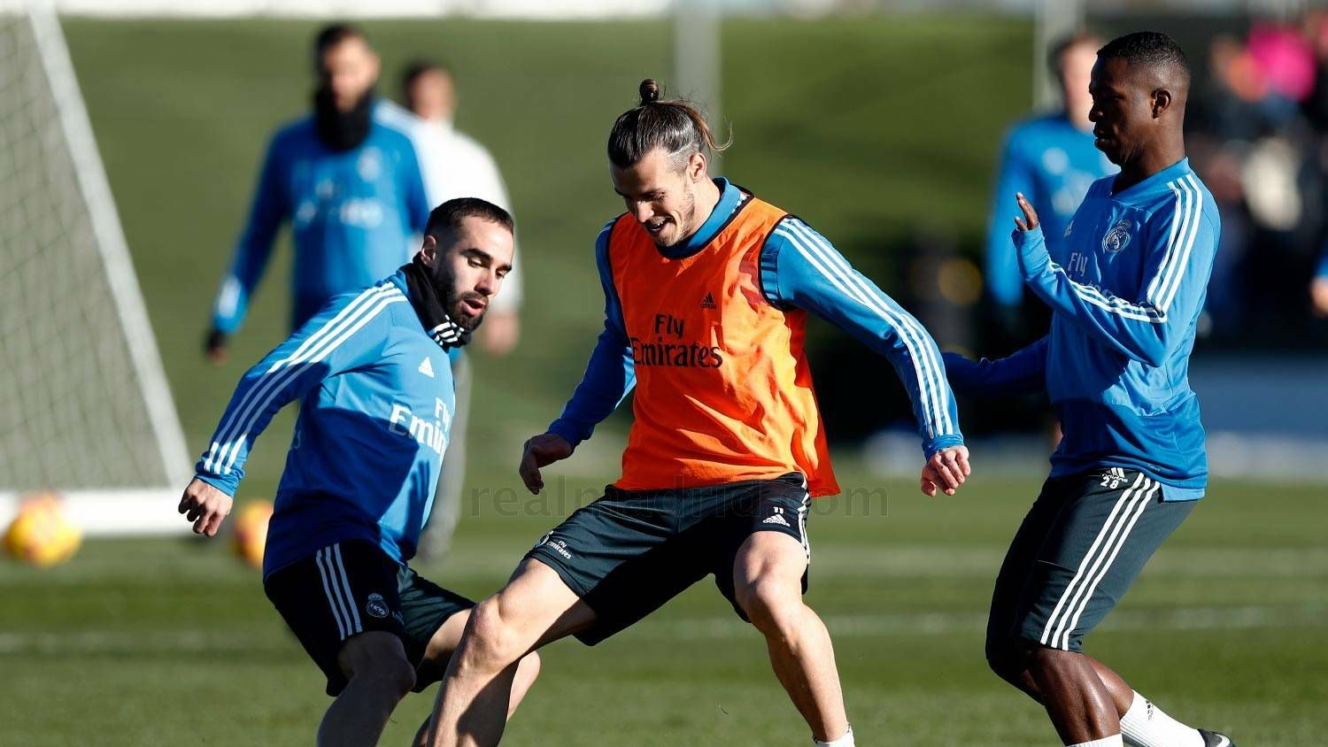 Bale protege el esférico ante la defensa
