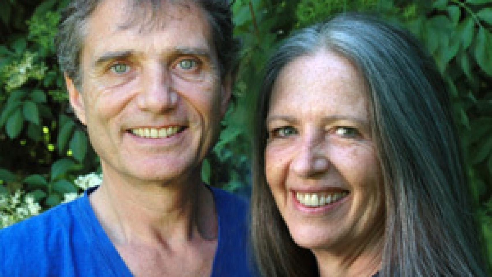 Diana Richardson, terapeuta sexual y escritora, junto a su pareja.