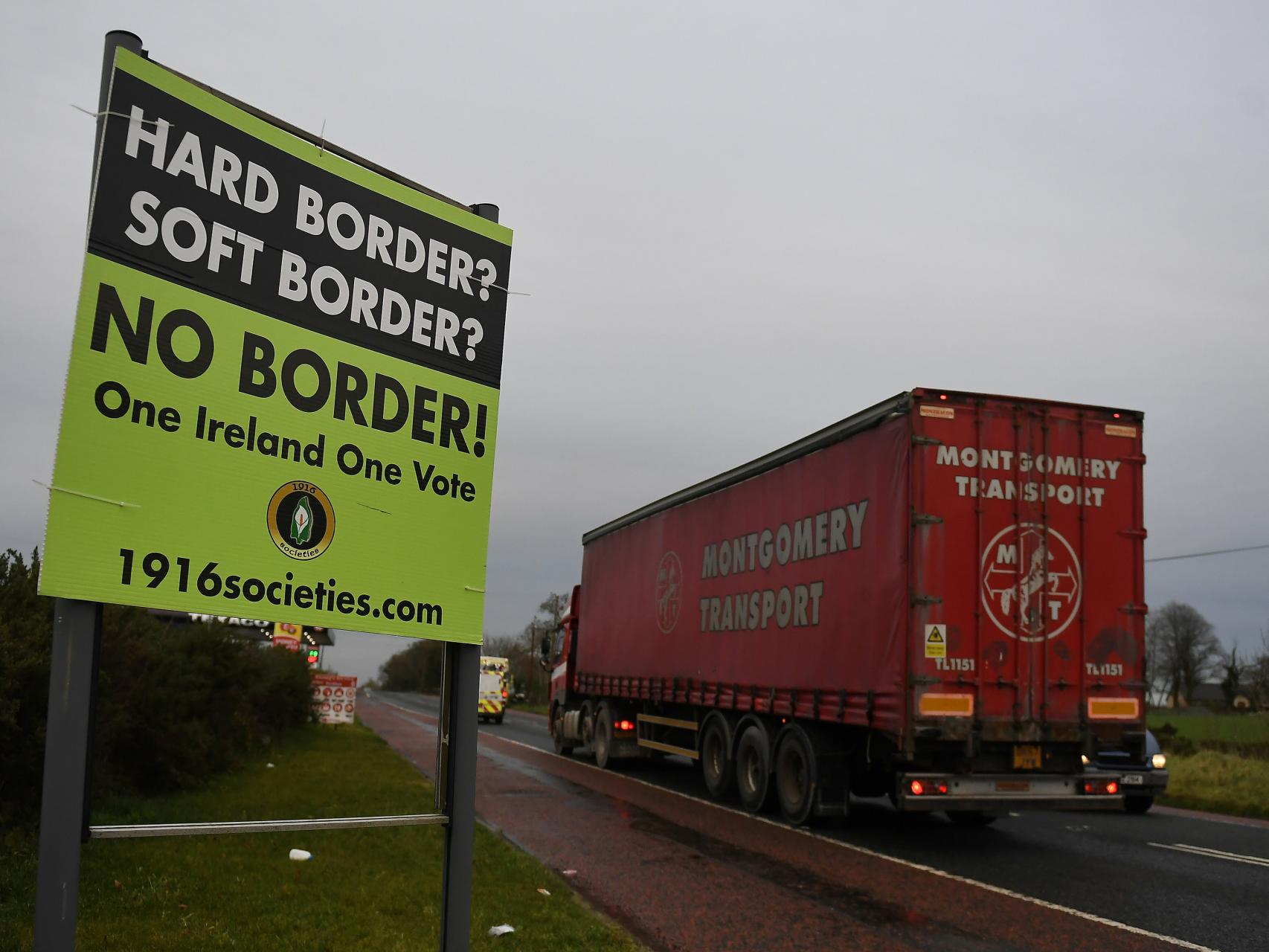 Carteles en contra de la frontera entre Irlanda e Irlanda del Norte.