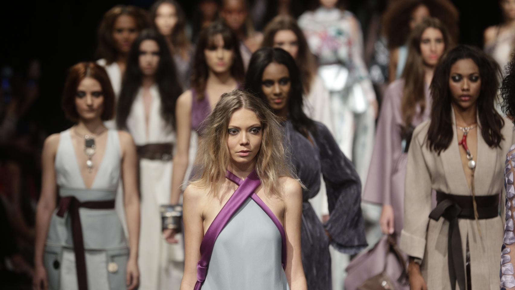 Modelos durante un desfile de moda.