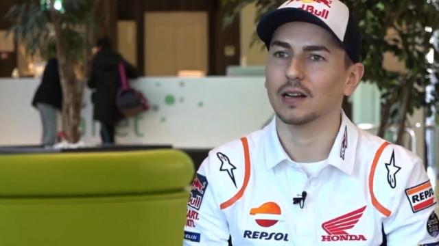 Jorge Lorenzo en su primera entrevista con Repsol Honda. Foto: boxrepsol.com