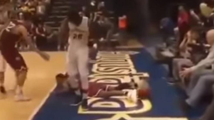 Caída escalofriante de un jugador de la NCAA tras estrellar su cara contra el tablero