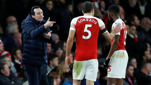 Emery dando indicaciones a sus jugadores