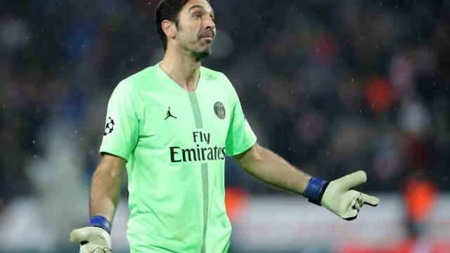 Gianluigi Buffon durante un partido con el PSG