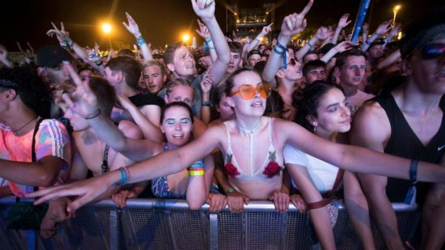 Decenas de jóvenes disfrutan de uno de los conciertos del FIB.