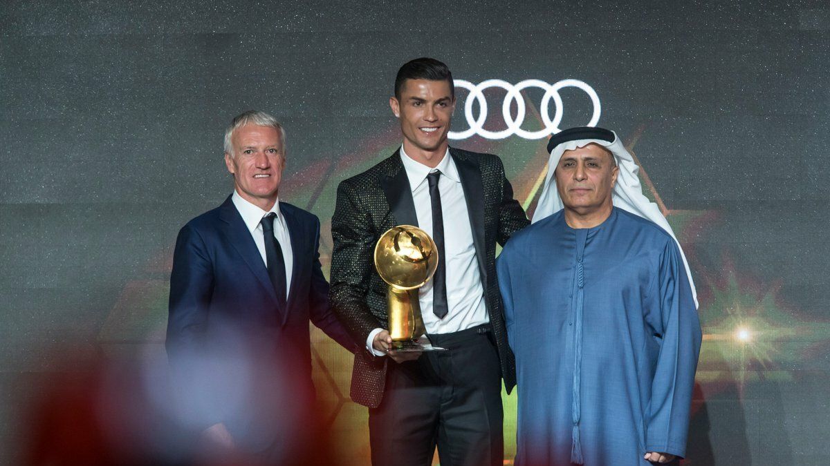 Cristiano con el Globe Soccer Award a mejor jugador del año