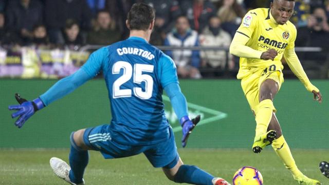 Samuel Chukwueze dispara a puerta ante el portero belga Thibaut Courtois