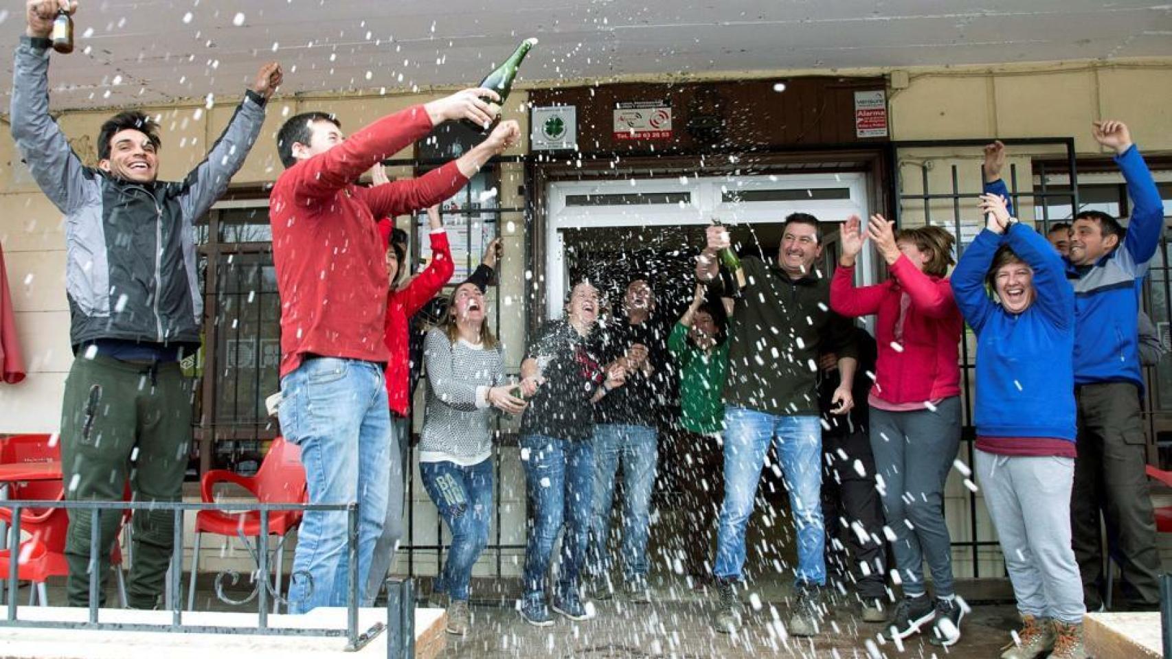 Algunos agraciados celebran el dinero ganado con la lotería en Moguer