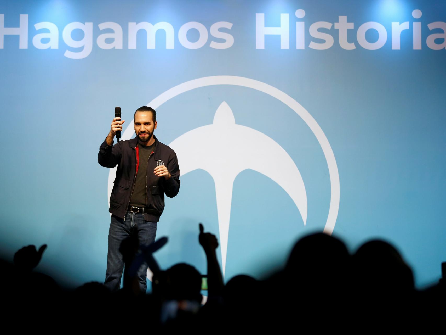 Bukele en un mitin bajo el lema: Hagamos historia.