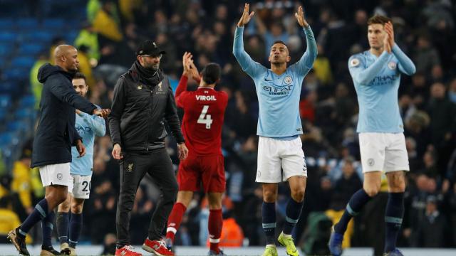 Los jugadores del Manchester City y el Liverpool se despiden de los aficionados al término del partido