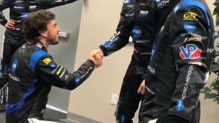 Fernando Alonso se declara a Jordan Taylor. Foto: Twitter (@jordan10taylor)