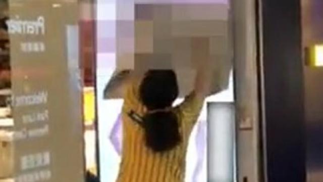 Una empleada trata de tapar, desesperadamente, la calenturienta escena.