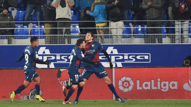 Los jugadores del Huesca celebran la victoria ante el Betis