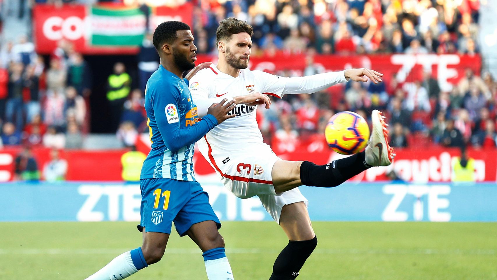 Thomas Lemar y Carles Planas en el Sevilla - Atlético de Madrid