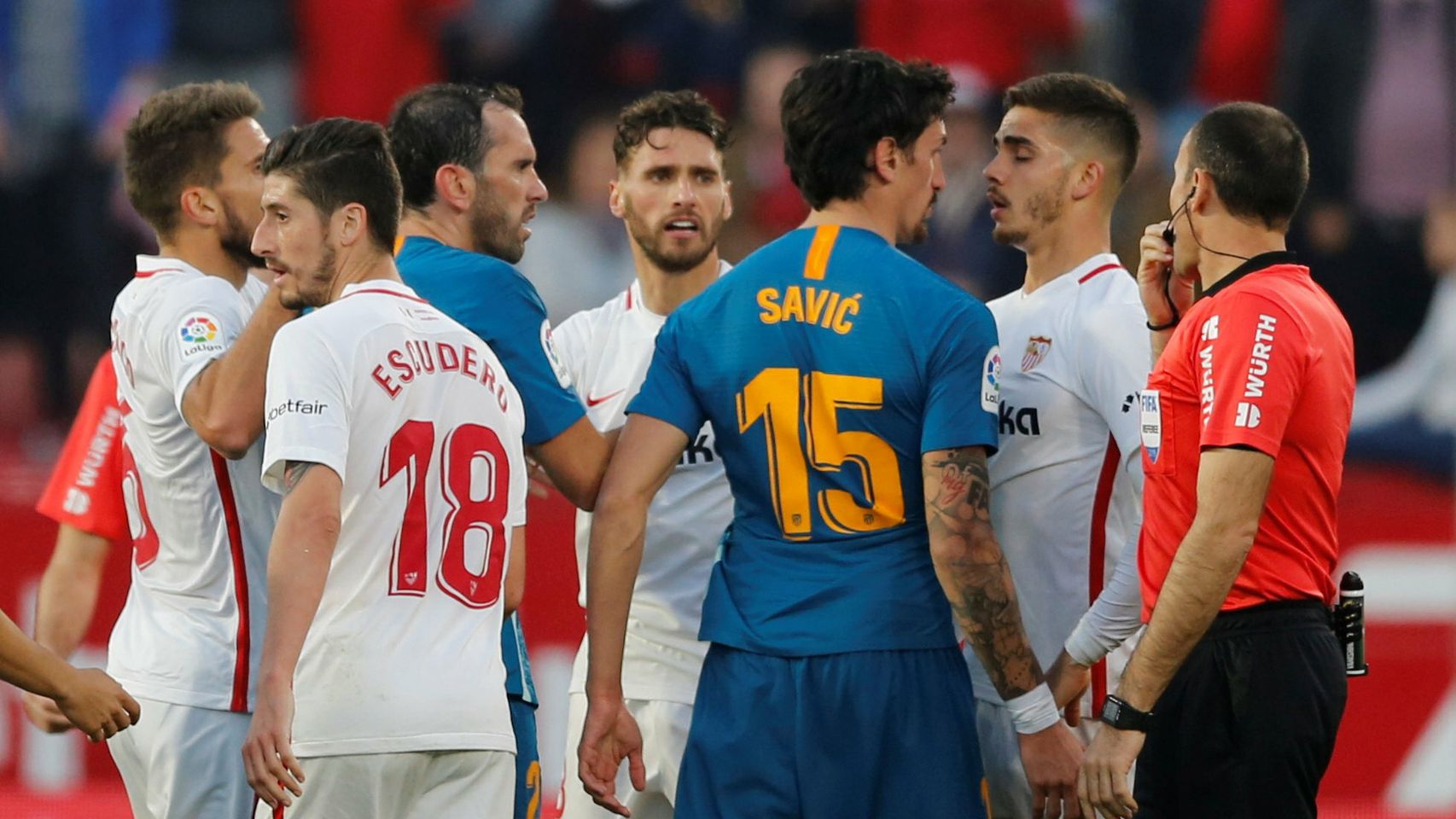 Los jugadores del Atlético de Madrid y Sevilla durante una tangana en el Sánchez Pizjuán