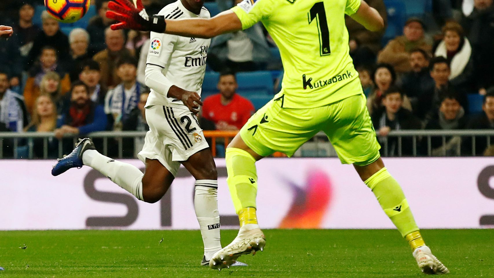 Vinicius intenta conectar con un compañero ante Rulli