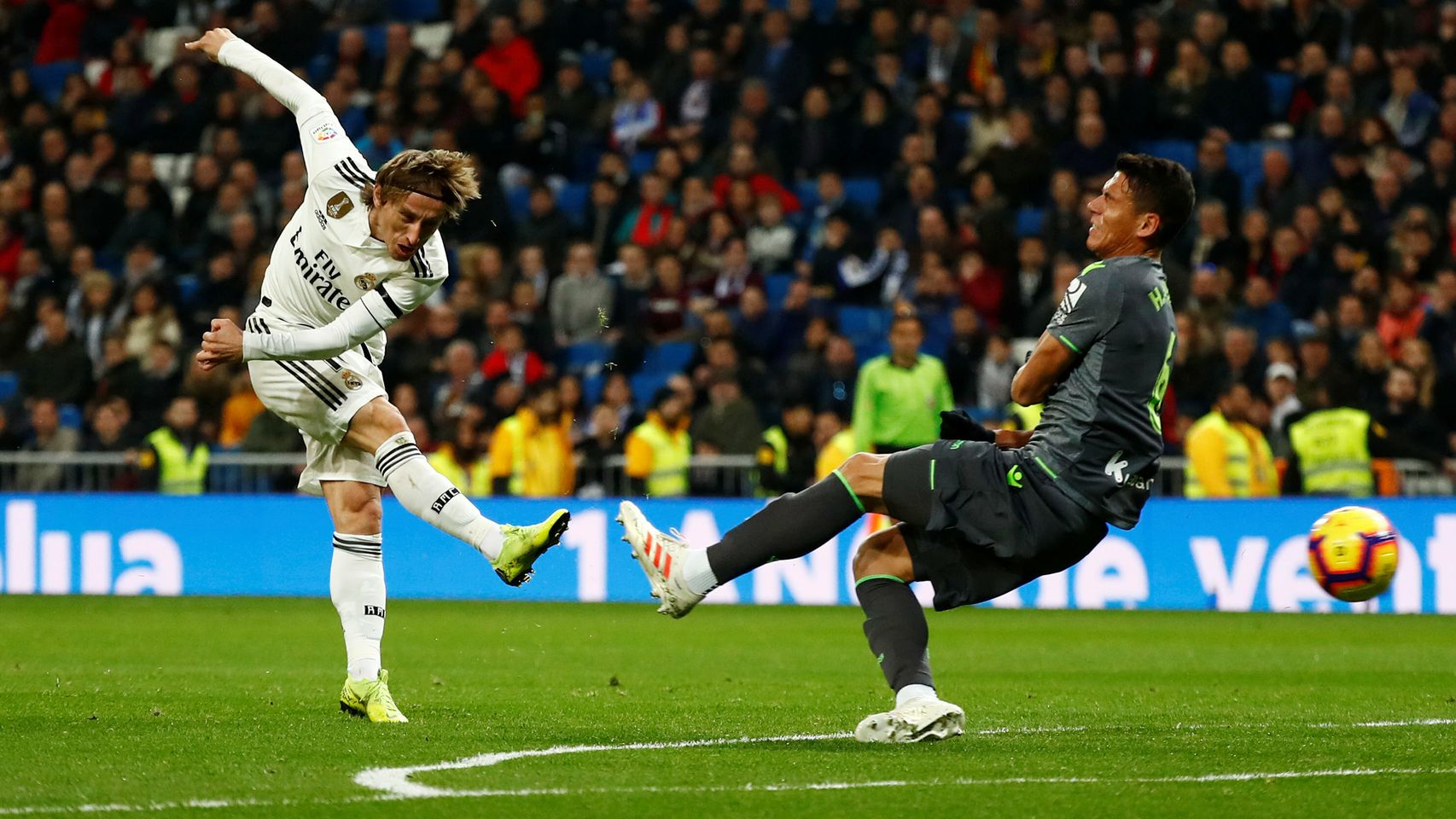 Modric dispara a la portería de la Real Sociedad