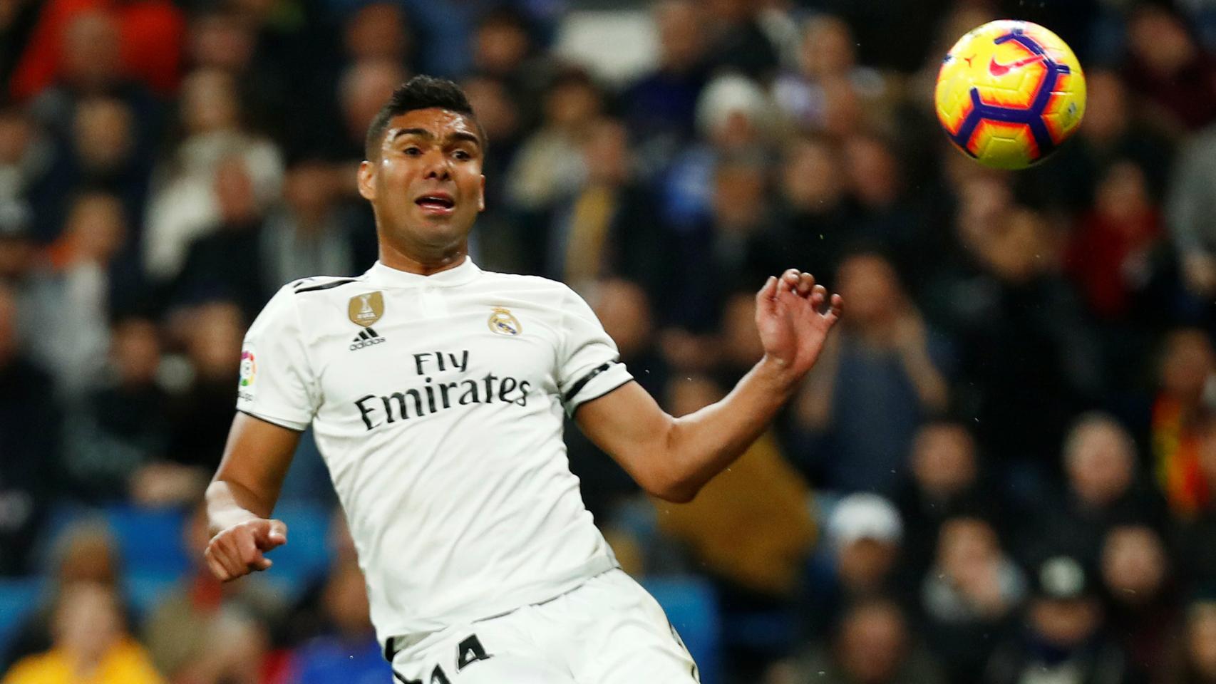 Casemiro intenta pasar el balón ante un jugador de la Real Sociedad