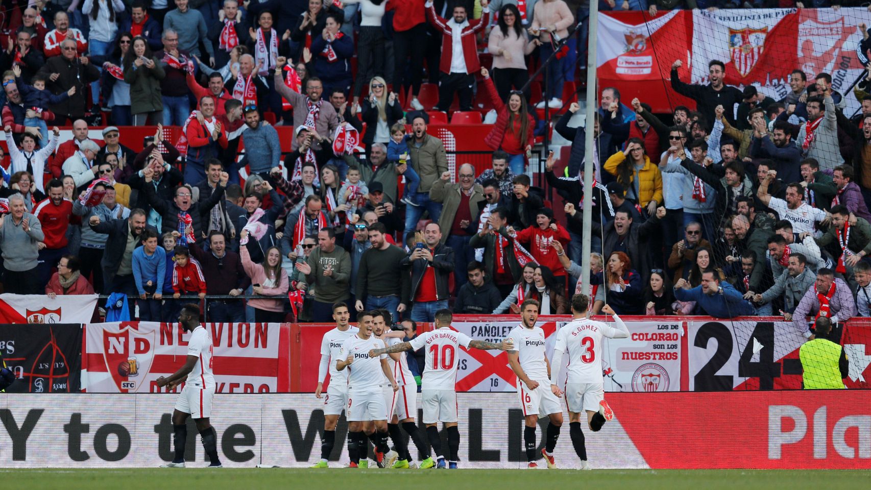 El Sevilla celebra un tanto en el Sánchez Pizjuán