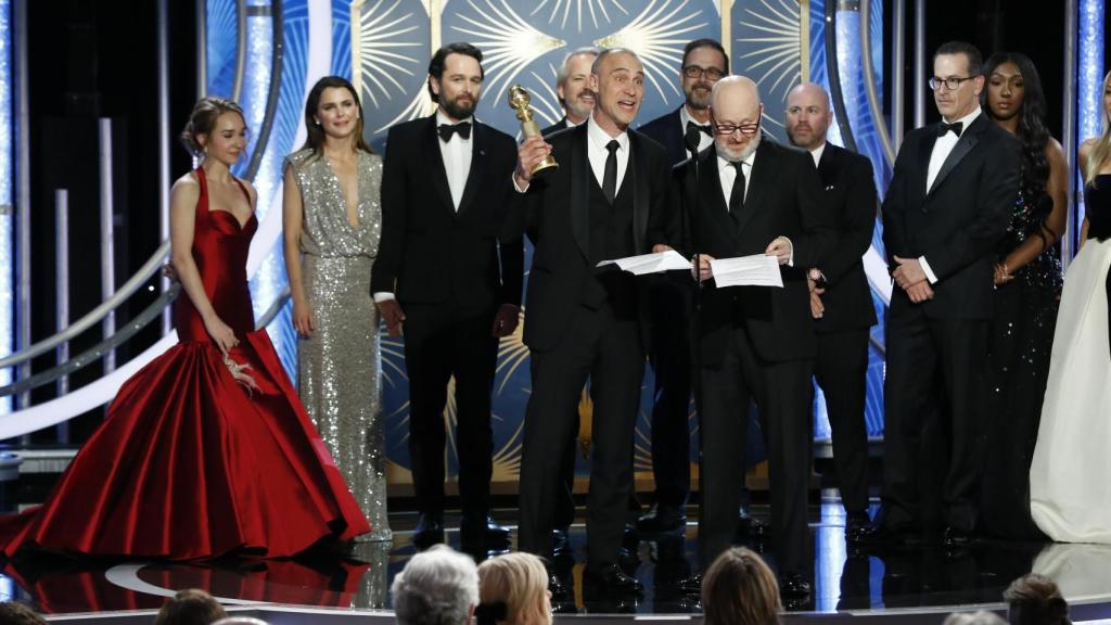El equipo de The americans recibe su Globo de Oro.