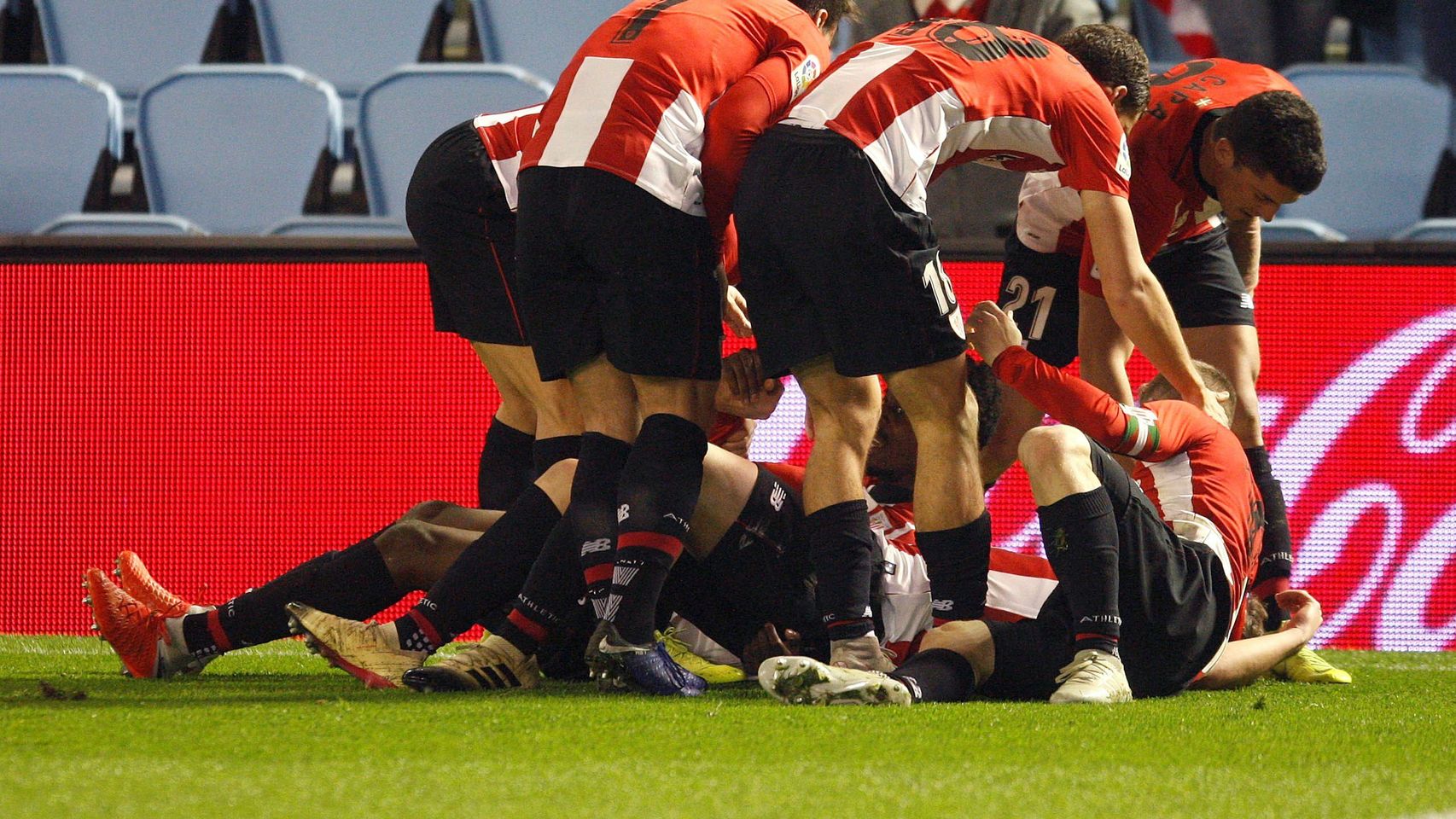 Los jugadores del Athletic celebran uno de los goles del partido