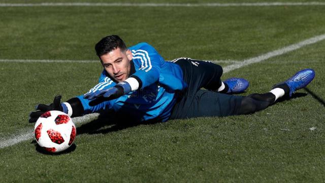 Kiko Casilla atrapa la pelota