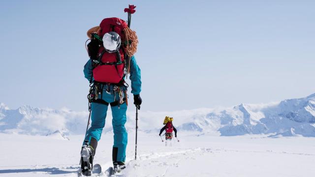 Jim Morrison, uno de las alpinistas de este equipo, escaló y esquió tres picos de 8.000 metros con ropa de este tejido.