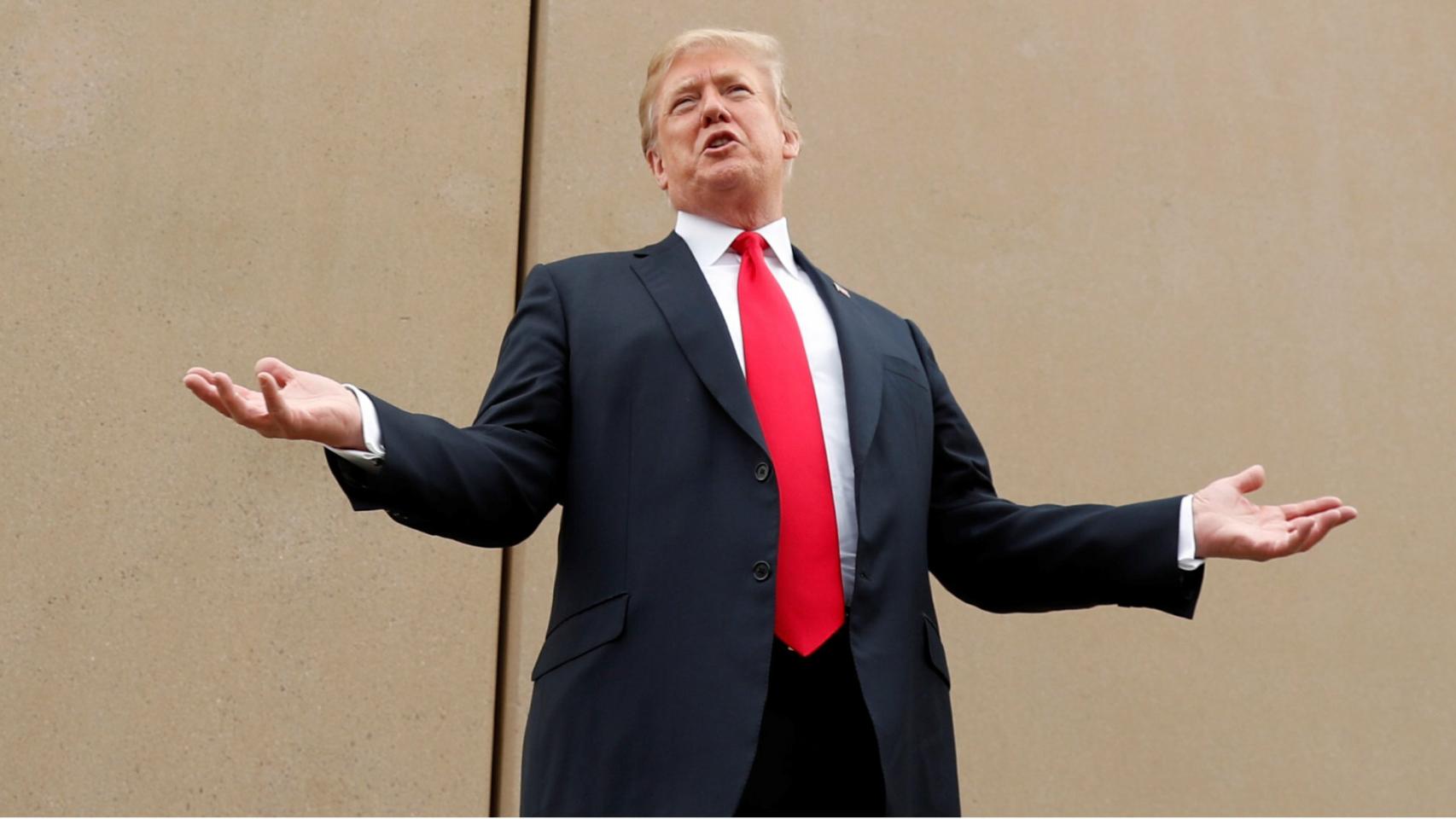 Trump junto a un prototipo del muro que pretende construir en la fronera con Máxico.