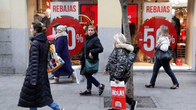 Compradores con bolsas durante las rebajas