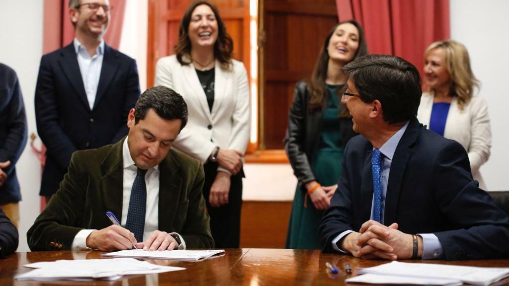 El presidente de la Junta, Juanma Moreno, y el vicepresidente, Juan Marín, en la firma del acuerdo de gobierno.