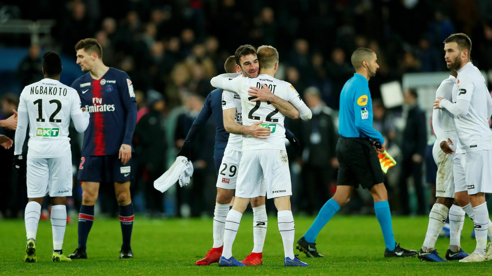 Los jugadores del Guingamp celebran la victoria contra el PSG