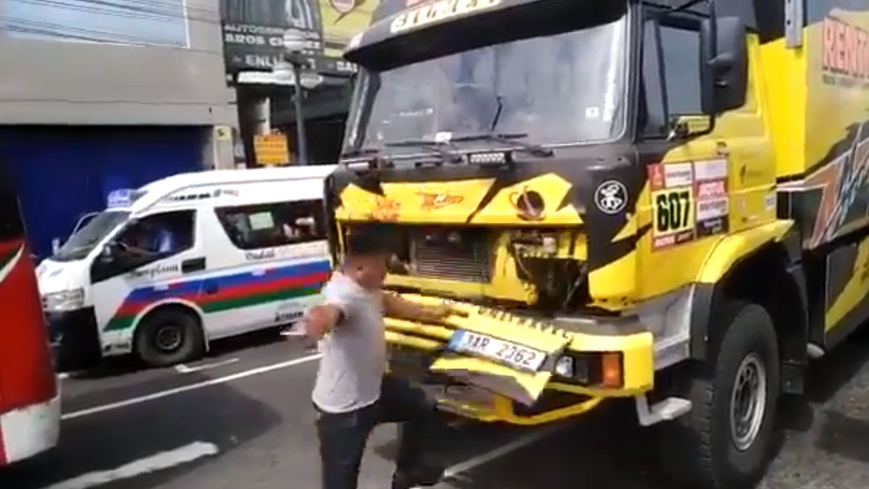 Se sube encima de un camión del Dakar para hacerse un selfie y acaba rompiéndolo