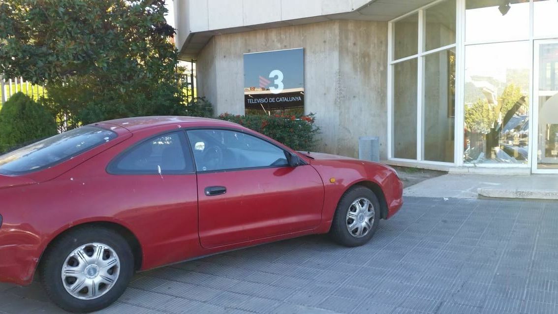 Un hombre estampa premeditadamente su coche contra la puerta principal de TV3
