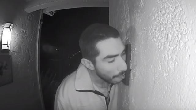 Graban a un hombre chupando durante tres horas un portero automático