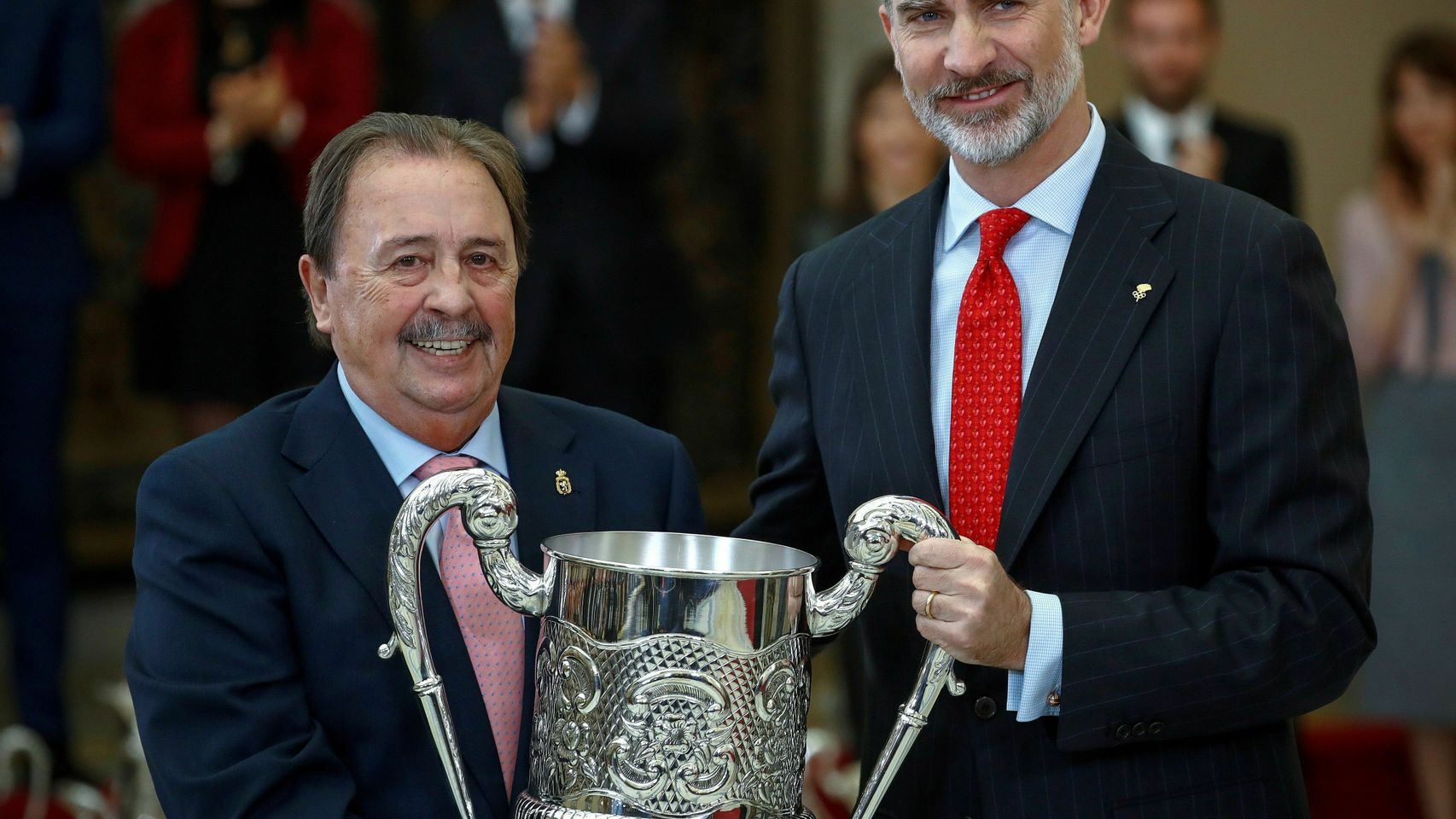 Juan de Dios Román, exseleccionador de balonmano, junto a Felipe VI