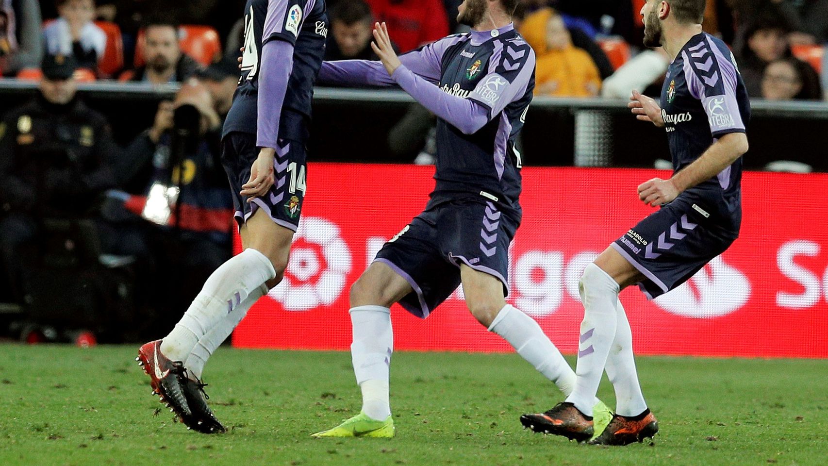 Los jugadores del Valladolid celebran el gol de Alcaraz ante el Valencia