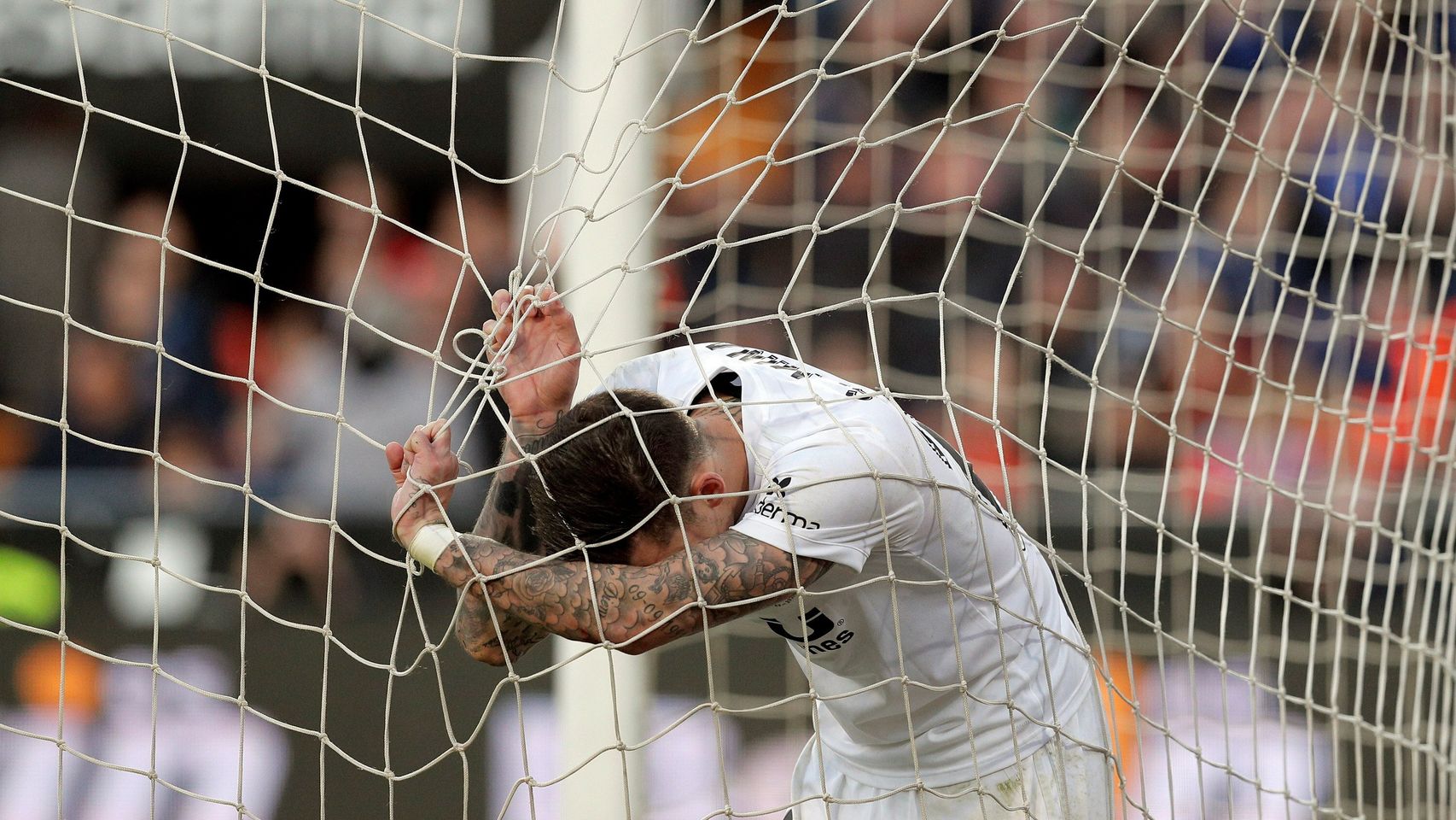 Santi Mina se lamenta tras desperdiciar una ocasión con el Valencia