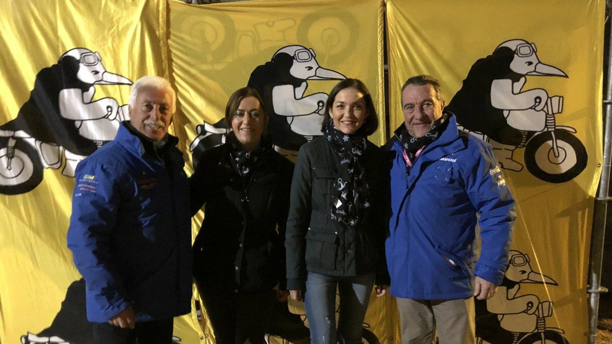 Reyes Maroto junto a los organizadores de la concentración motera