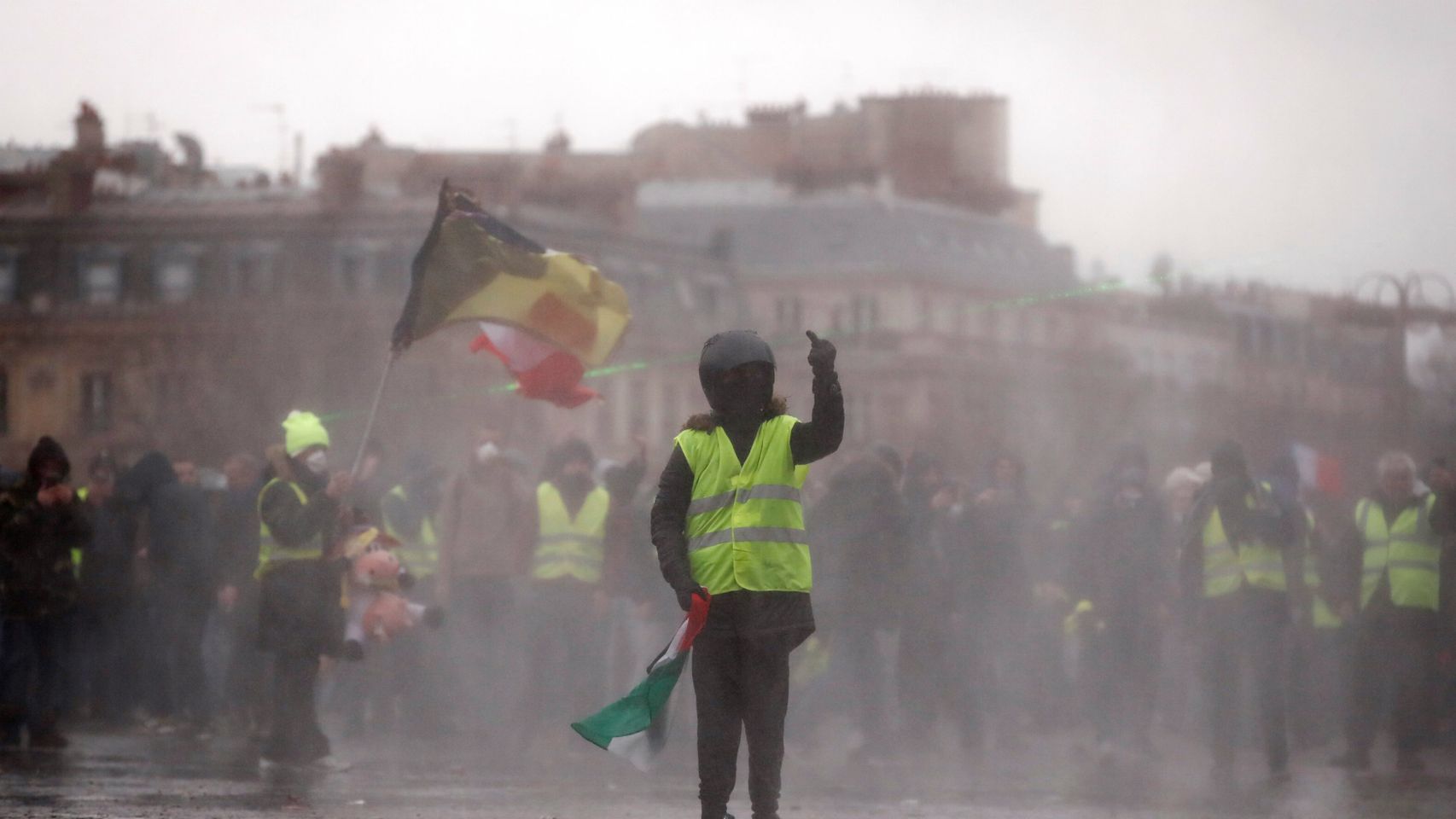 Un manifestante de los 'chaleco amarillos' se enfrenta a la Policía en las inmediaciones del Arco del Triunfo, en París.