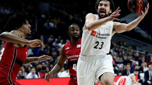 Sergio Llull se levanta para lanzar ante el Zaragoza