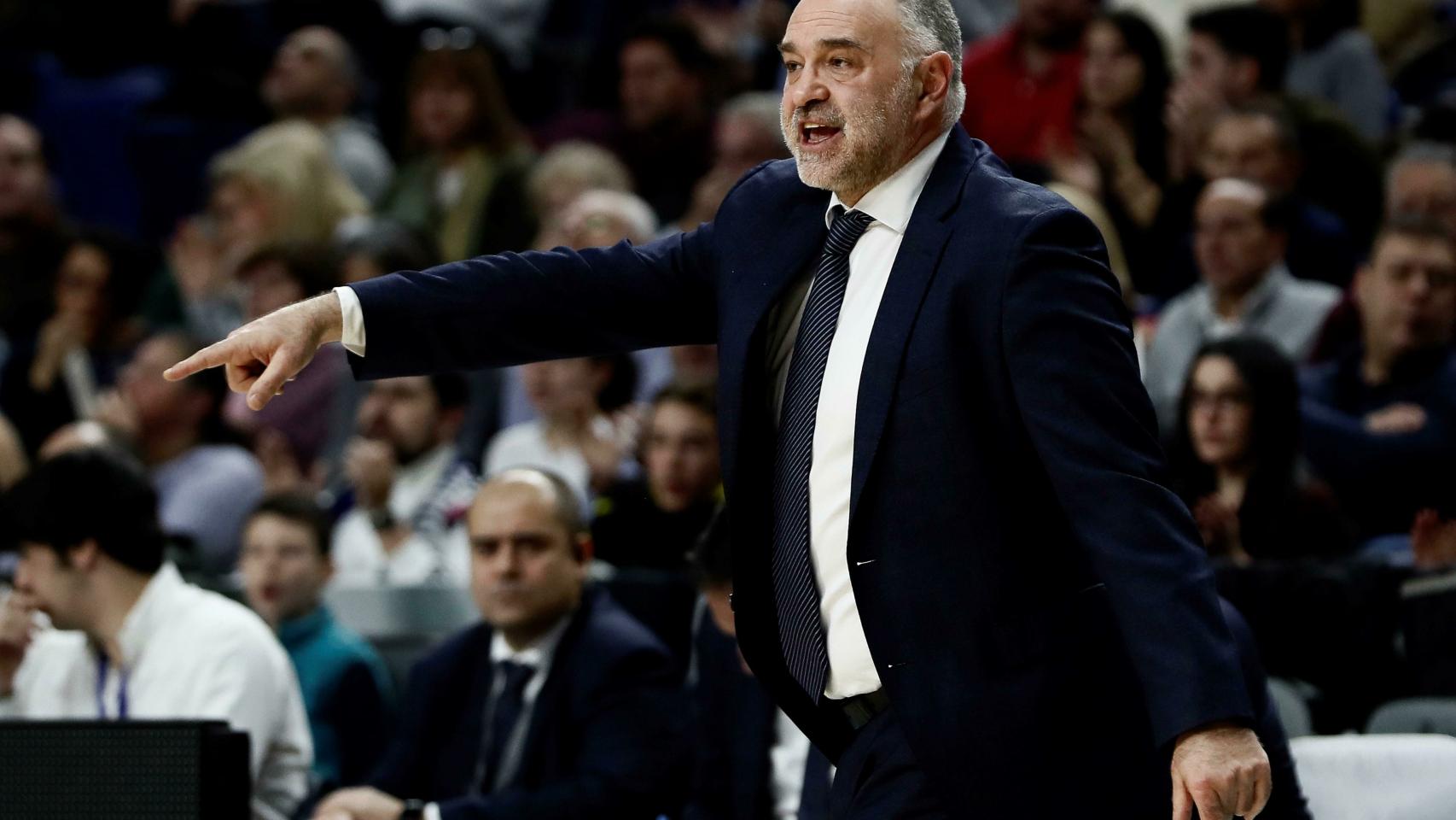 Pablo Laso da órdenes a sus jugadores